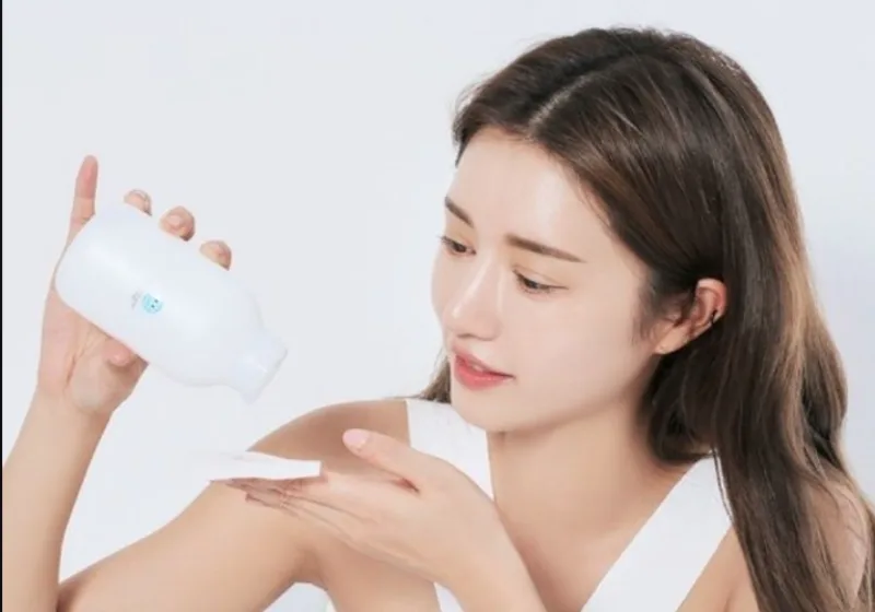 Làn da sạch, đủ ẩm và được chống nắng kỹ sẽ giúp lớp trang điểm nhẹ mịn hơn.