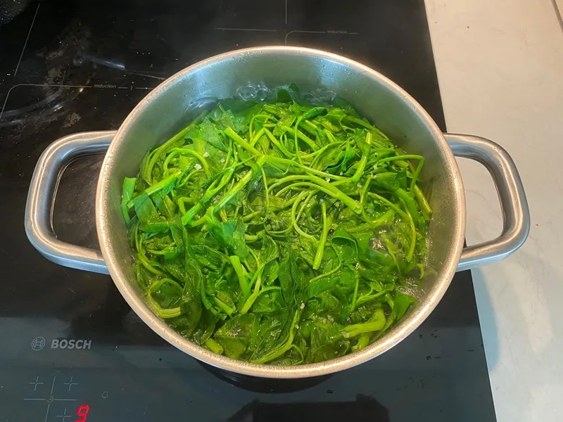cach luoc rau muong