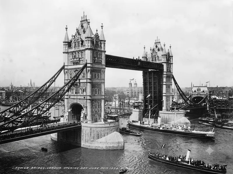 Tower Bridge hoàn thành năm 1894 sau tám năm xây dựng
