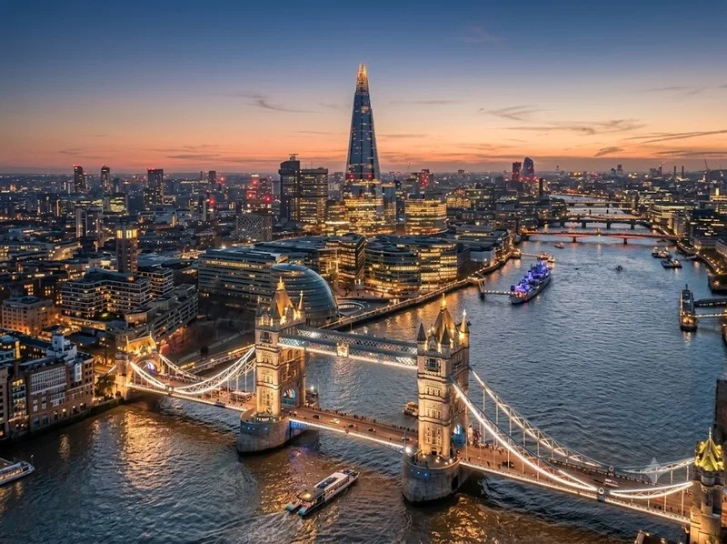 Cầu Tháp Luân Đôn bắc qua sông Thames gần Tower of London