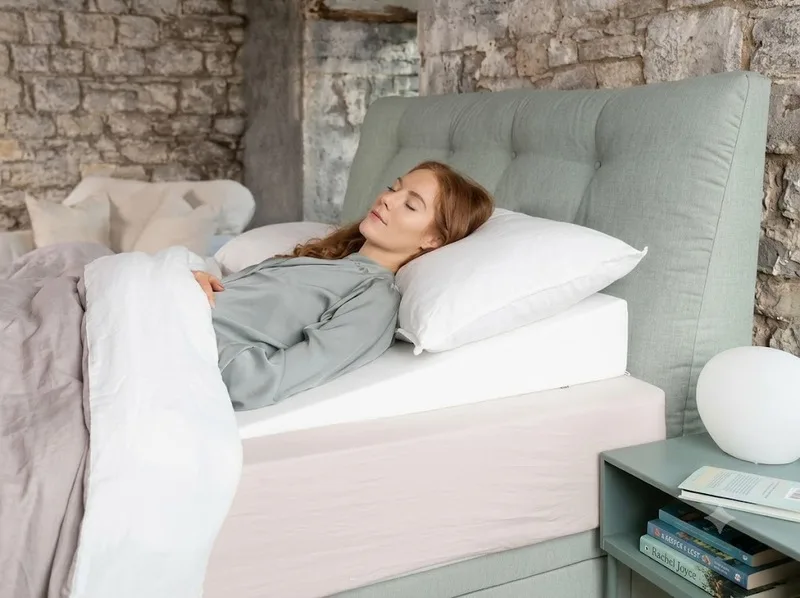 Kê cao đầu khi ngủ giúp giảm cảm giác nghẹt mũi ban đêm